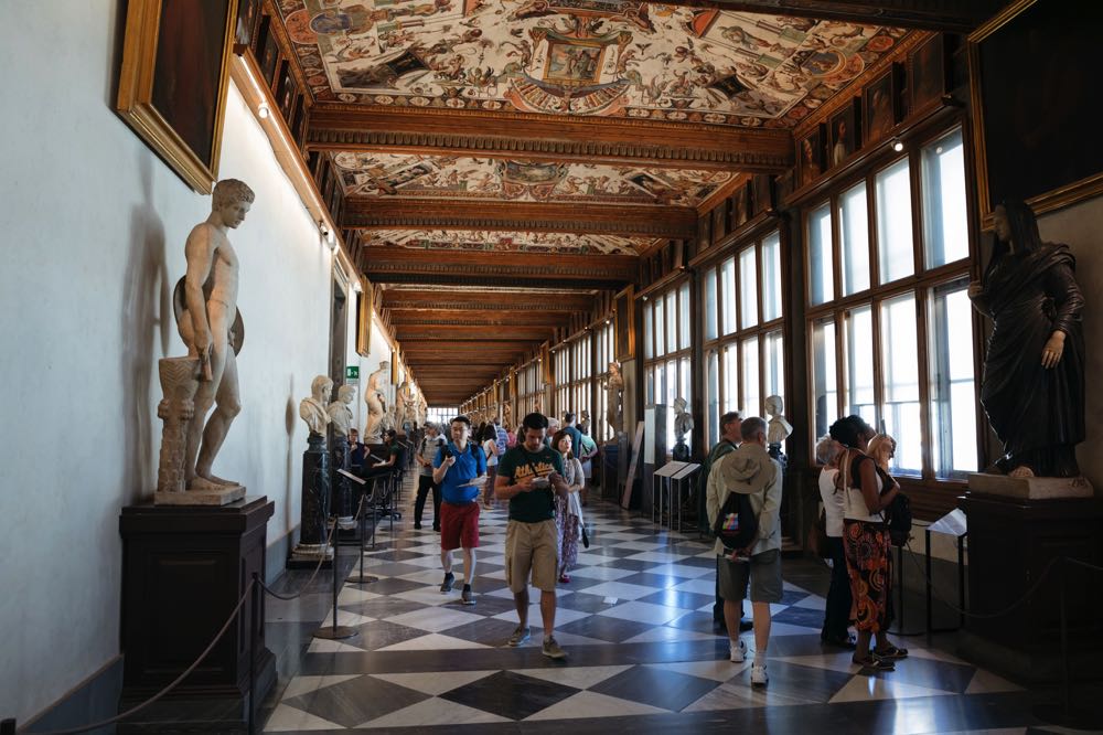visitatori uffizi.jpg