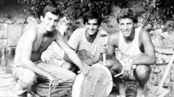 I tre studenti e la testa.png